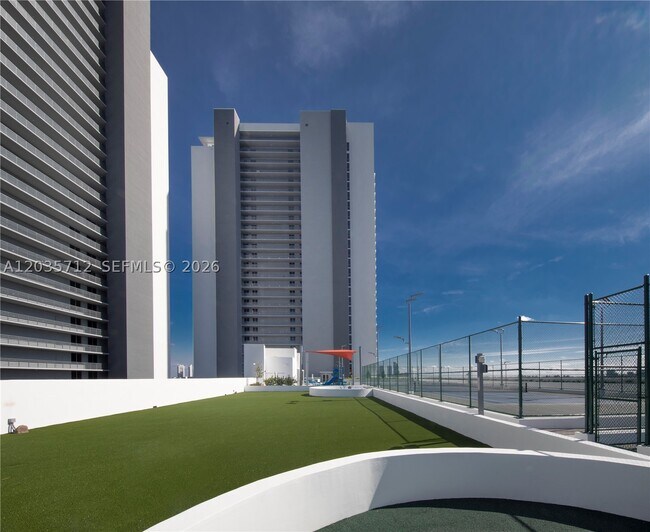 Foto del edificio - 16385 Biscayne Blvd
