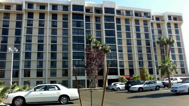Foto del edificio - 2 BED, 2 BATH, HIGH RISE UNIT NEAR UNLV!!