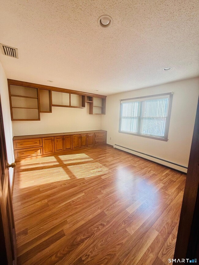 Building Photo - 20 Crest Dr