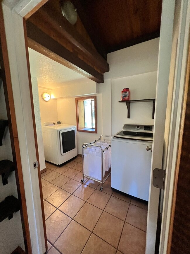 Building Photo - 260 Rustic Ln