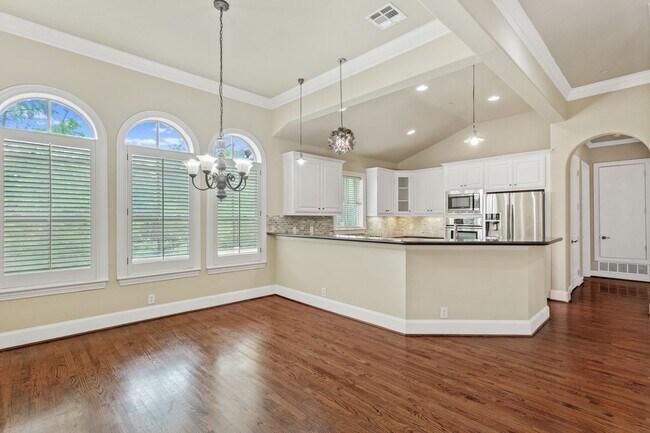 Foto del edificio - Luxury Highland Park Condo with gas and water