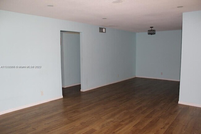 Building Photo - 300 S Luna Ct