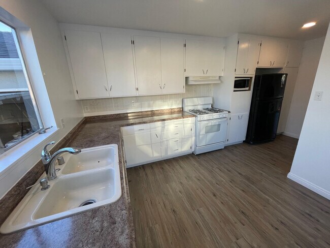 Building Photo - 55 E 39th Ave