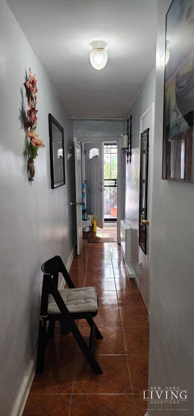 Building Photo - Furnished 6-12 months Entry-Level, Huge be...