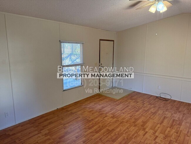 Foto del edificio - 3040 Samples Rd