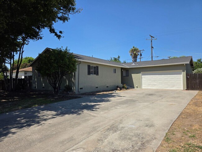Building Photo - 4 bedroom single story near freeway & shop...