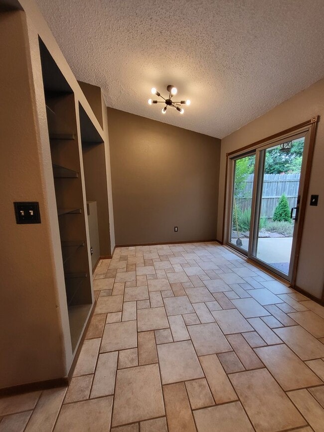 Building Photo - (3) Bed/(2) Bath in Eagle Cliff Addition A...