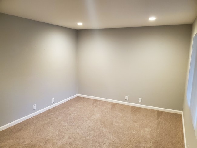 Building Photo - 417 E Maude Ave