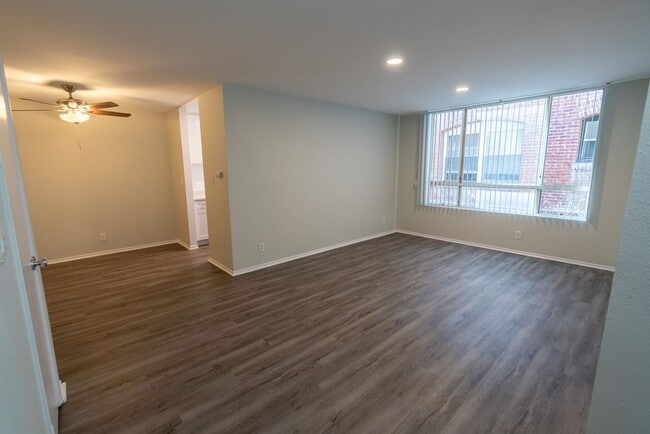 Interior Photo - 314 South Manhattan Place