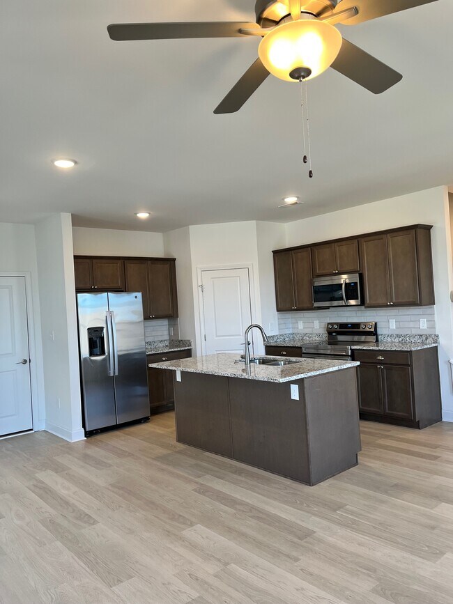 Cocina con todos los electrodomésticos. - 1335 Mountain Quail Cir