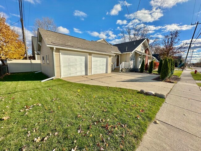 Building Photo - 992 Palmer