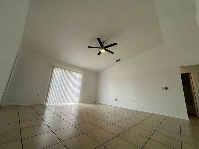 Foto del edificio - 150 Cloverdale Rd