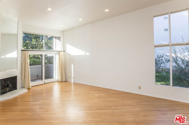 Building Photo - 1305 Palisades Dr