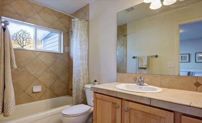 Building Photo - Fantastic 'Built Green' townhome in Dakota...