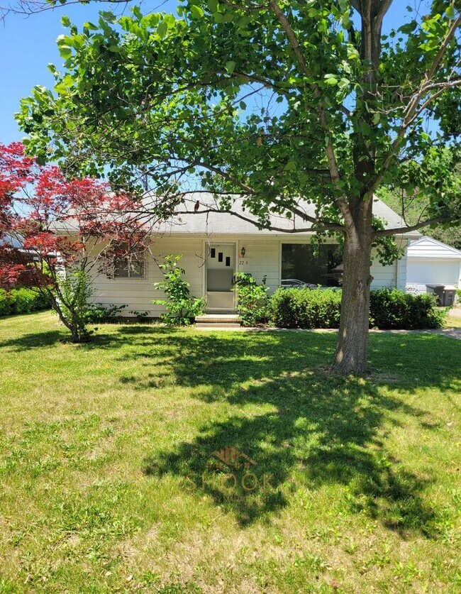 Foto del edificio - AVAILABLE JUNE 2026 - 2 BR + DEN WITH LARGE YARD