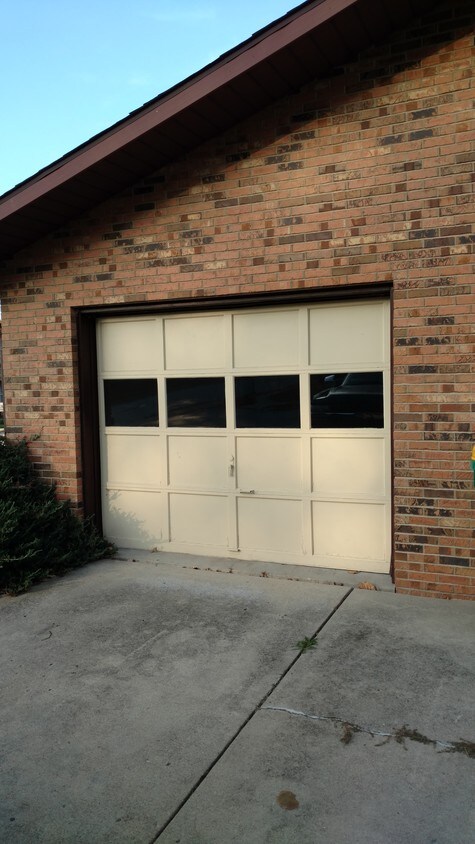 Garage - 911 S Walnut St
