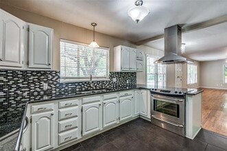 Building Photo - 207 Varsity Cir