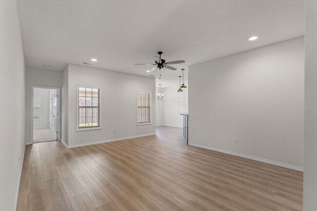 Foto del edificio - NEW LUXURY 3 BED 2 BATH 2 CAR GARAGE DUPLEX