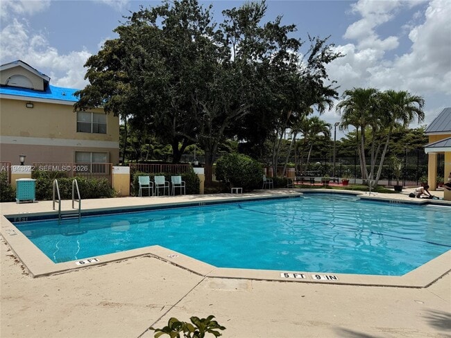 Foto del edificio - 7680 Westwood Dr