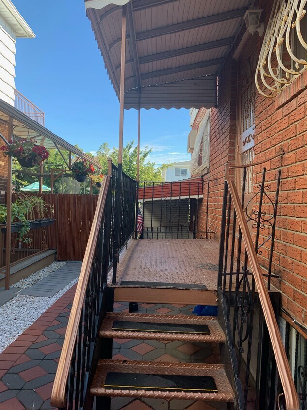 Primary Photo - 1431 E 68th St