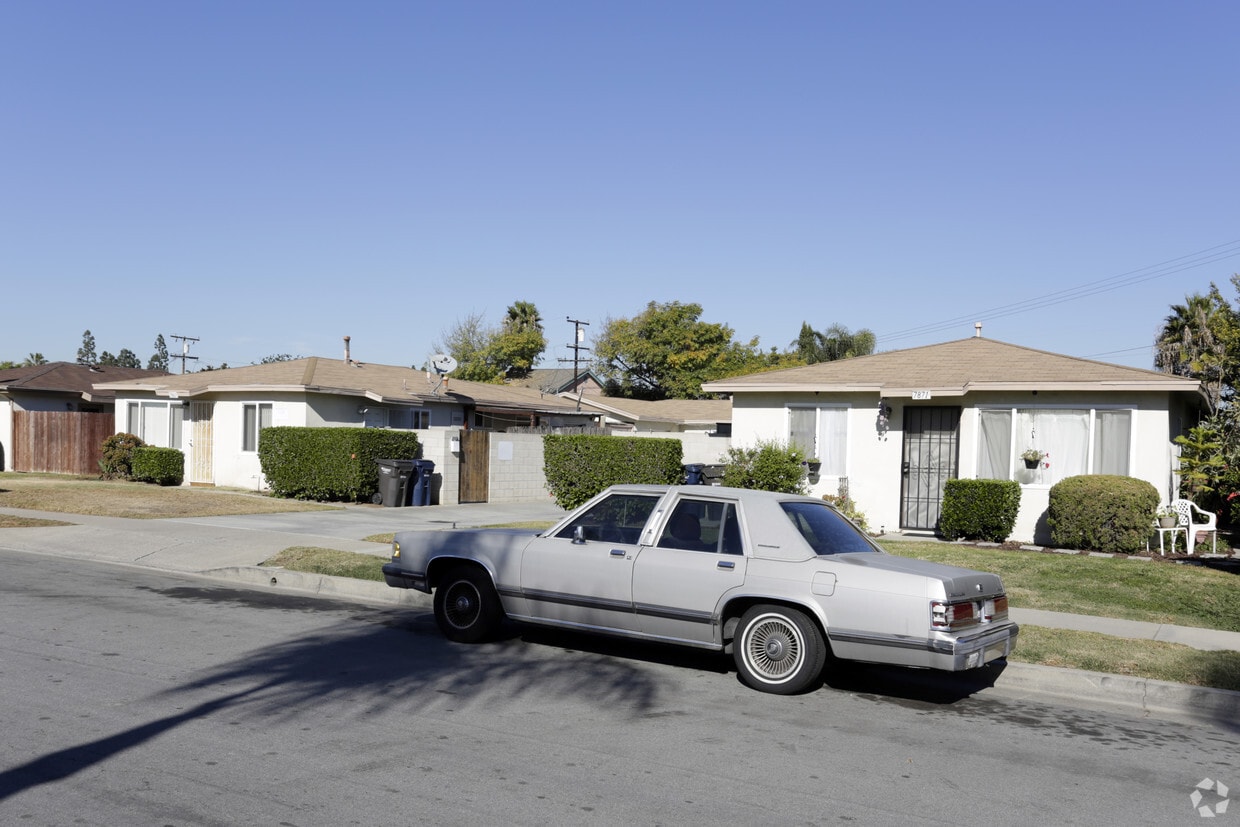 Building Photo - 7861-7875 Ronald Dr