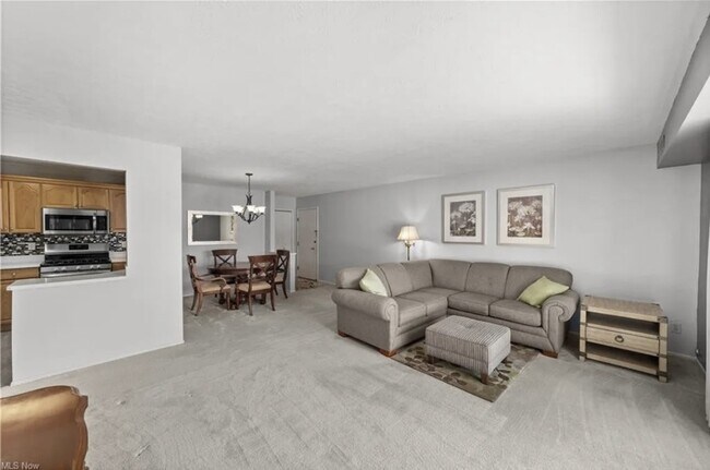 Living room - 3675 Clague Rd