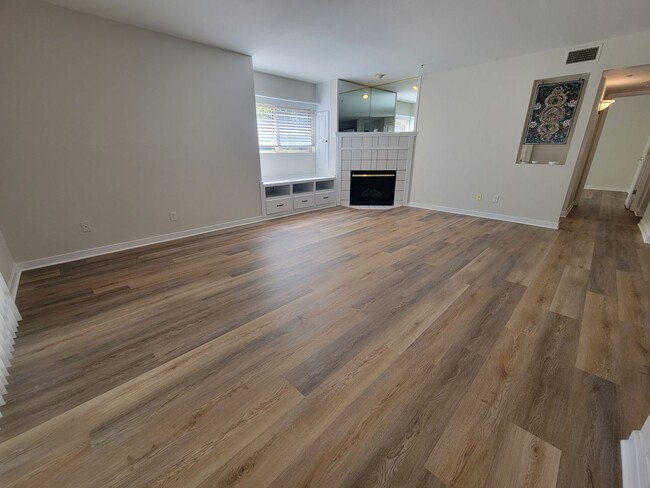 Foto del edificio - First Floor Two Bedroom Condo Available at...