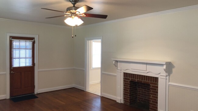 Building Photo - Charming brick home in a quiet neighborhood