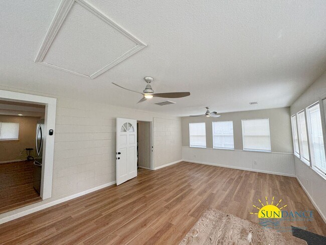 Foto del edificio - Beautifully updated 3 Bedroom home in Elli...