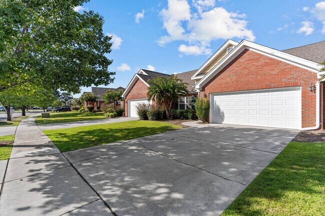 Building Photo - 2 Bedroom Townhouse in Wilmington!