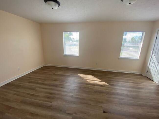 Building Photo - Charming 3Bed/2Ba Duplex Unit Conveniently...