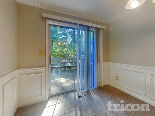 Foto del edificio - 4684 Woodglen Ct