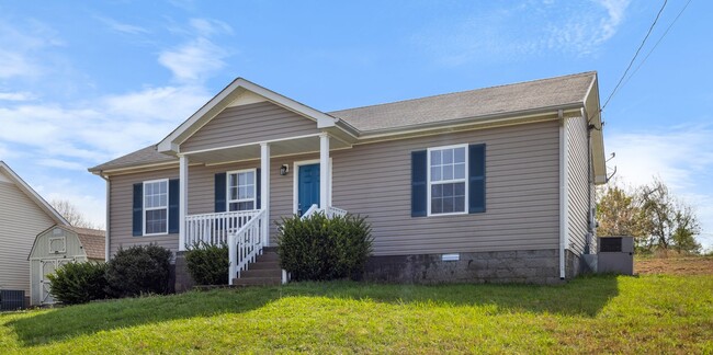 Building Photo - Freshly Renovated 3-Bedroom Home with Spac...