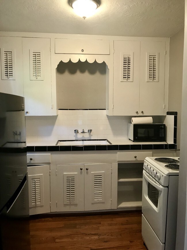 Kitchen - 4710 Mt Vernon St
