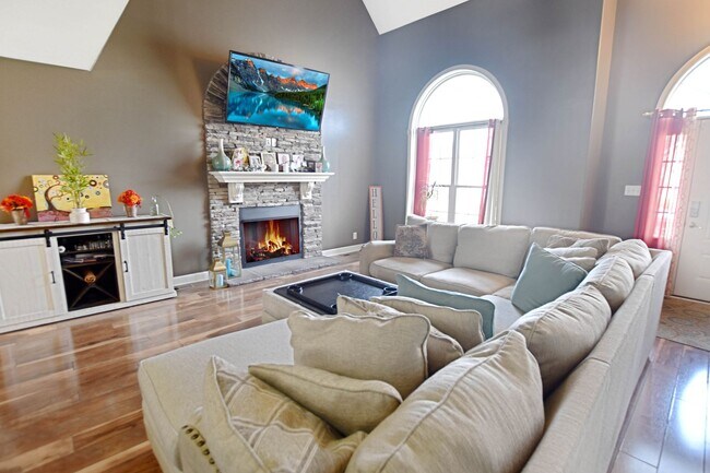 Building Photo - Pet Friendly Four Bedroom with Bonus!