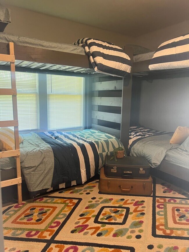 Foto del edificio - 4 bedroom 2 Bath - Available Now