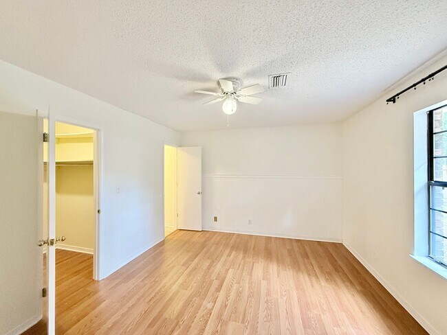 Foto del edificio - Spacious 3-Bed/2-Bath With Large Backyard