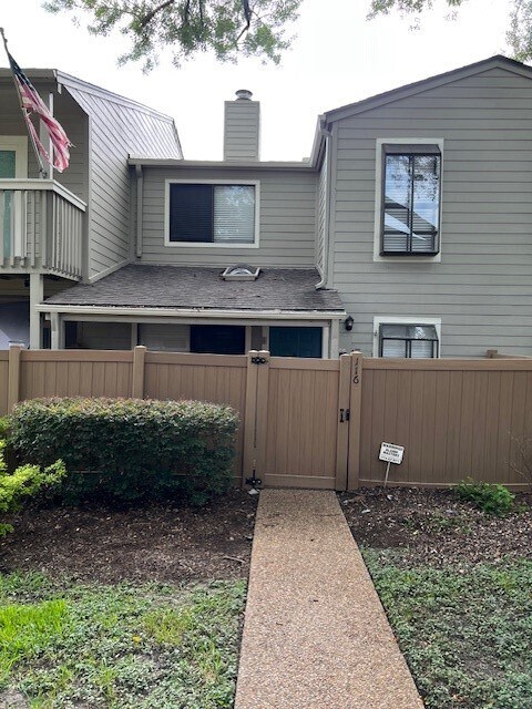 Foto principal - 2379 Briarwest Blvd