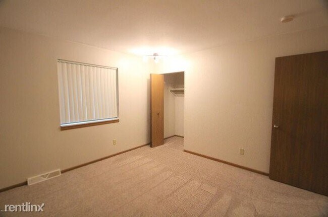 Building Photo - 2 br, 1.5 bath Duplex - 920 Emerald Ave NE