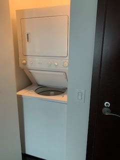 in unit washer/dryer - 33 W Ontario St