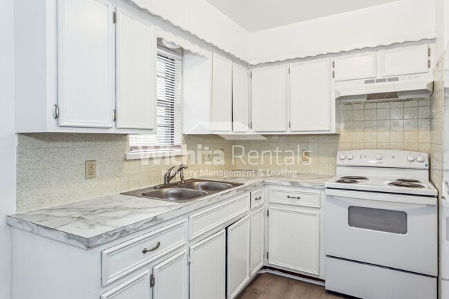 Building Photo - Large 2 bedroom 2 bath duplex