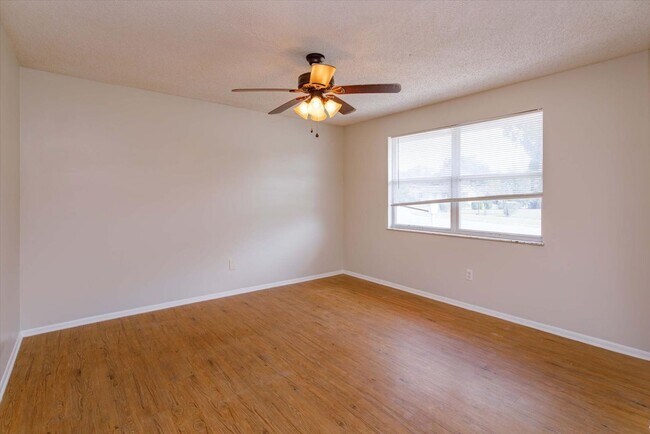 Foto del edificio - Charming 3-Bedroom Single-Family Home with Large Yard in Sanford — $1,697/month