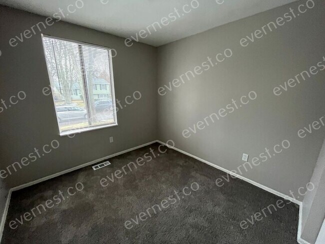 Foto del edificio - 215 Kingswood Trail Dr