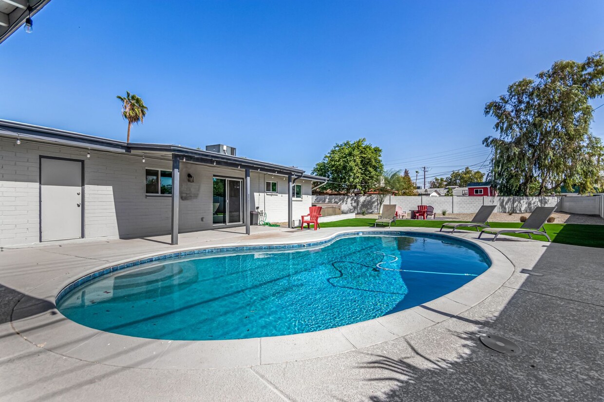 Primary Photo - Gorgeous 3 bedroom home with pool, spa, fi...