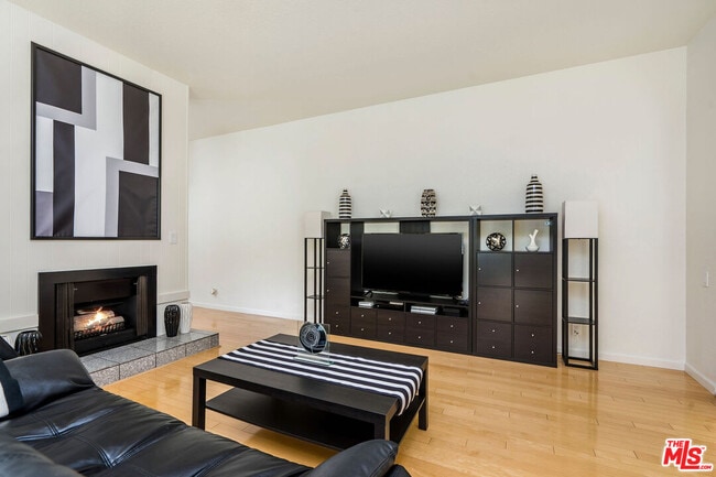 Building Photo - 2041 Roscomare Rd