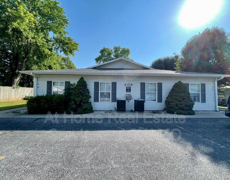 Primary Photo - 209 E Robberson St