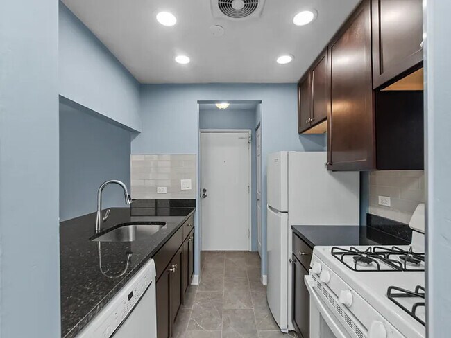 Foto del edificio - 3748 N Pine Grove Ave