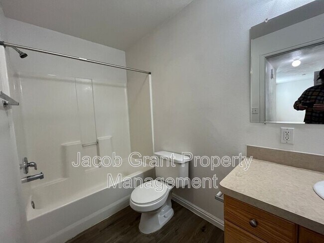 Building Photo - 3550 Deloy Dr