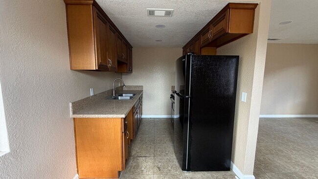 Building Photo - Two Bedroom One Bathroom Apartment in San Bernardino!
