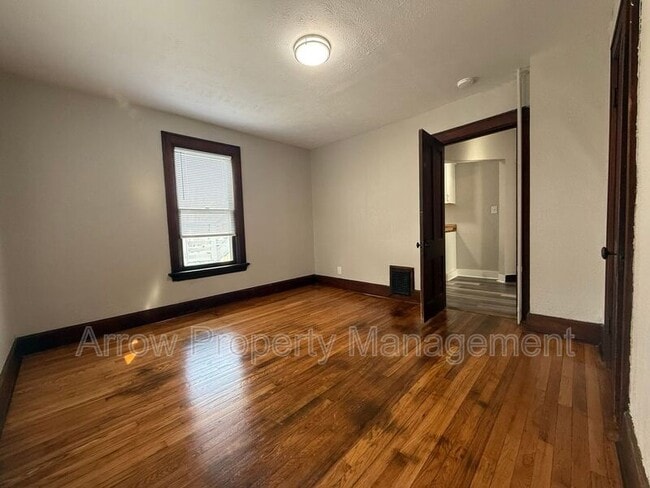 Building Photo - 1327 S 14th St